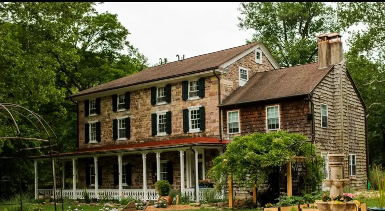 Familie din Pennsylvania a cumpărat o casă din 1830: renovarea a depășit 300.000 de dolari, piscina era plină de șerpi