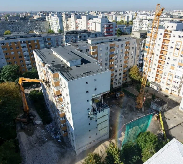 Au început demolerile controlate ale etajelor 5-8 la blocul din Rahova afectat de explozie
