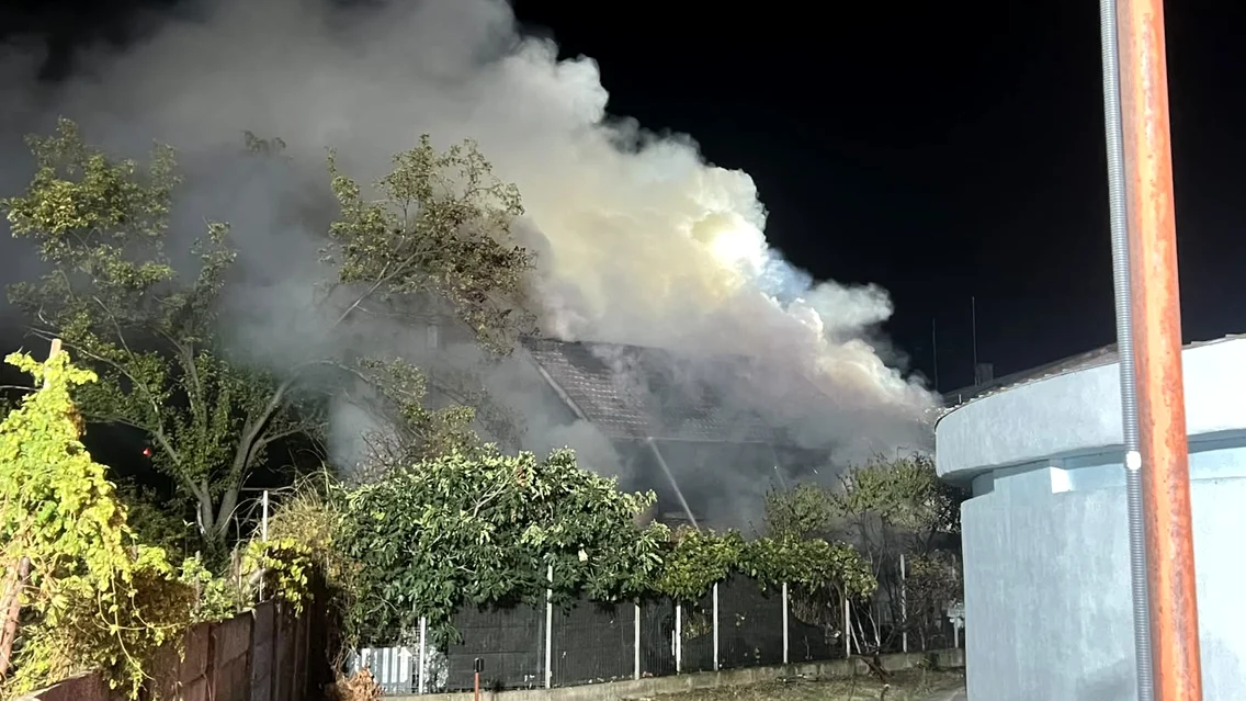Incendiu în Slatina: Fetiță cu arsuri grave transferată la București, bunicii intubați, sora și alți doi locatari implicați