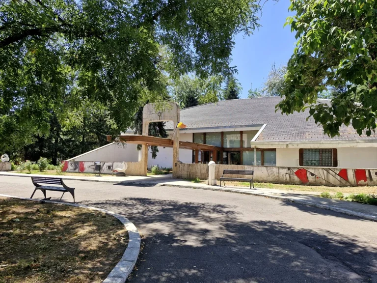 Un profesor din Bihor a locuit în vila pregătită pentru Ceaușescu: „Nu mai avea niciun paznic”