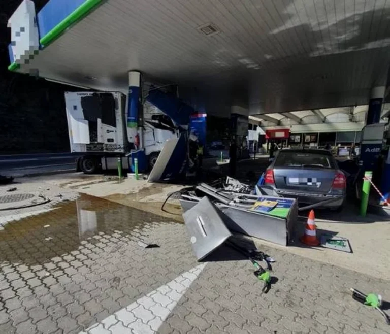Accident grav la Călimănești: TIR a avariat o pompă de carburant, combustibil scurs pe DN7, şoferul încarcerat