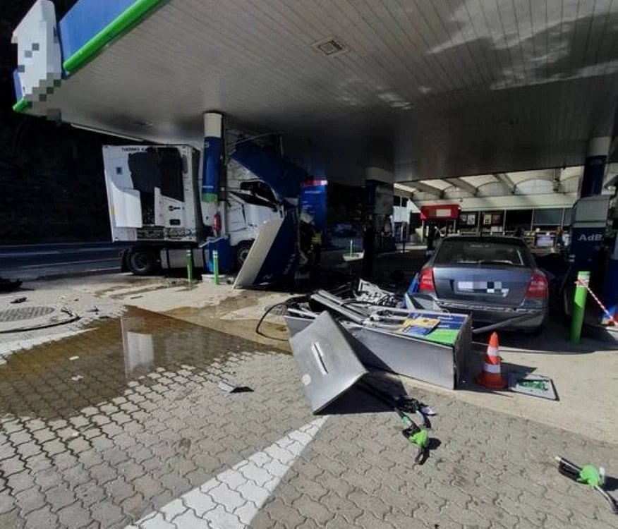 Accident grav la Călimănești: TIR a avariat o pompă de carburant, combustibil scurs pe DN7, şoferul încarcerat