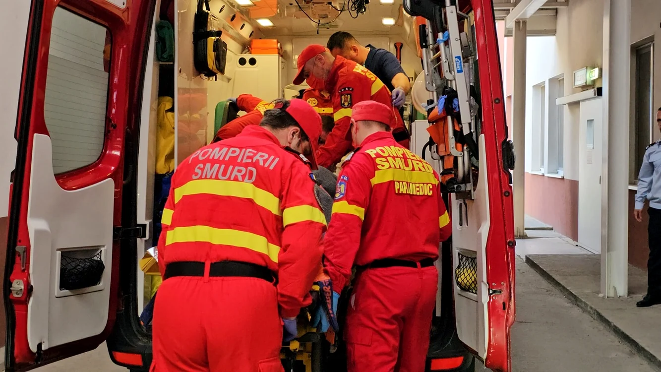 Explozie urmată de incendiu într-un bloc din Galați: trei răniți, unul intubat și transportat la spital