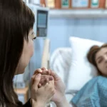 O lucrătoare româncă din Italia concediată după ce a rămas șase zile în România pentru îngrijirea mamei bolnave de cancer