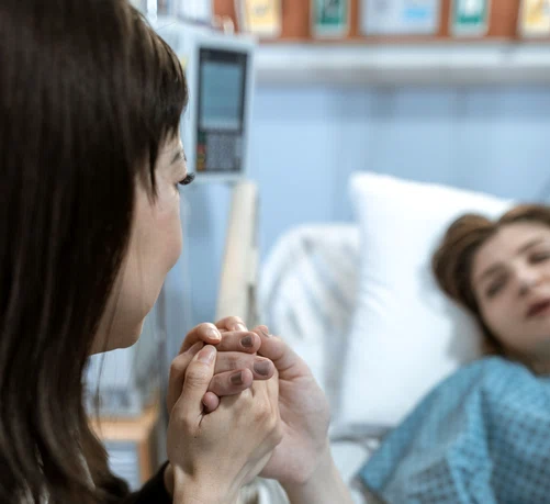 O lucrătoare româncă din Italia concediată după ce a rămas șase zile în România pentru îngrijirea mamei bolnave de cancer