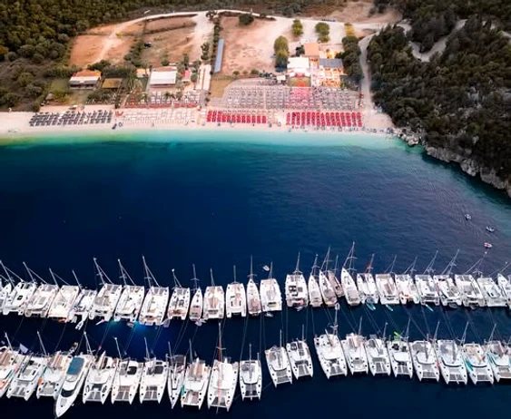 Românii au stabilit un record mondial în Kefalonia: cea mai mare lecție de teorie nautică, cu 632 de participanți