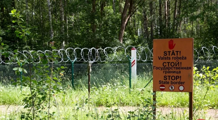 Alertă la frontiera Letoniei: persoane înarmate au amenințat militarii în timp ce escortau migranți din Belarus