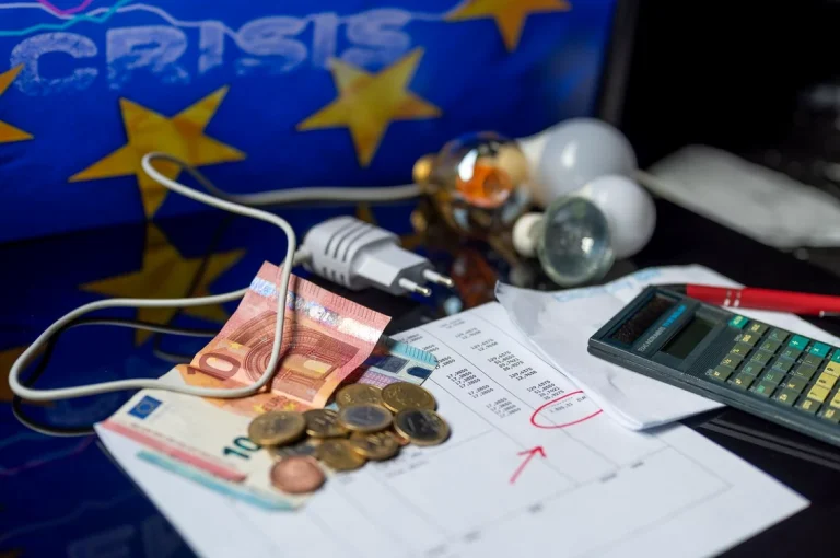 Cât ar putea crește factura la electricitate iarna aceasta — scenarii analizate de experți
