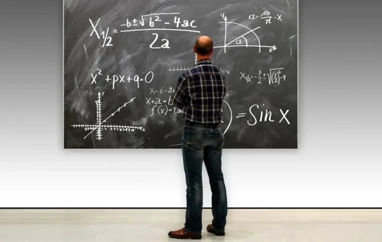 Profesorii la Matematică, Fizică și Chimie dispar treptat din școli: lipsă acută de cadre calificate