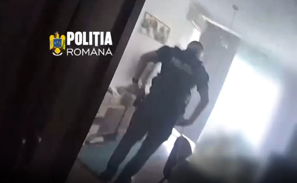 Condamnat la 2 ani și 4 luni cu suspendare pentru că s-a dat drept polițist și a extorcat bani de la o femeie din Arad