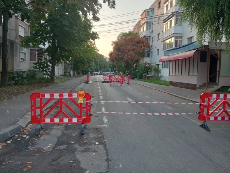 O autoutilitară a Companiei de Apă Buzău a căzut într-o groapă formată brusc pe strada Privighetorilor