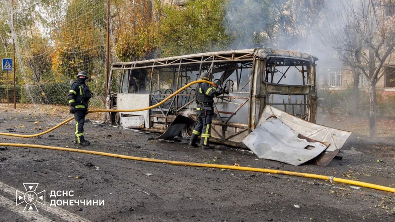 Atac rusesc la Kramatorsk: cel puțin 30 de morți după lovirea a două autobuze; raiduri și asupra Kievului
