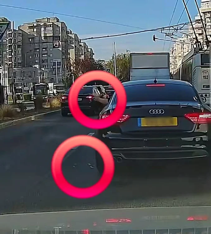 Șofer filmat aruncând scrumiera pe geam în trafic. Imaginile stârnesc indignare online