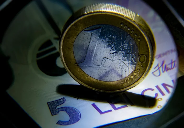 Euro se apropie de 5,50 lei: motivele pentru care BNR ar putea lăsa leul să se deprecieze