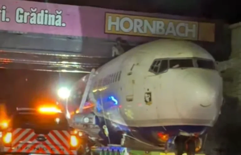 Un avion scos din uz, transportat de la Otopeni spre Voluntari, a rămas blocat sub un pod pe DN1