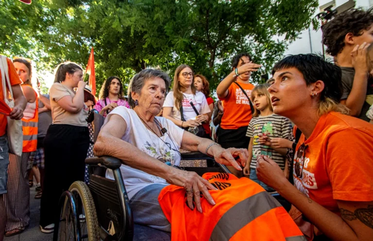 Mii de oameni au protestat la Madrid după moartea femeii evacuate, eveniment care a accelerat convocarea alegerilor