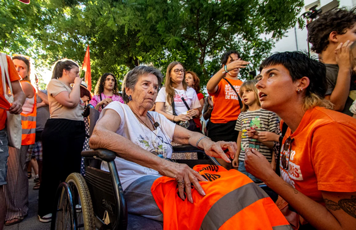 Mii de oameni au protestat la Madrid după moartea femeii evacuate, eveniment care a accelerat convocarea alegerilor