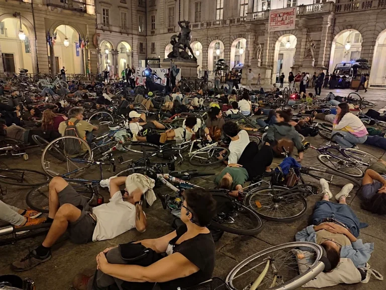 Moartea unui copil de 7 ani mobilizează bicicliștii din Torino: „barieră umană” zilnic la orele de vârf