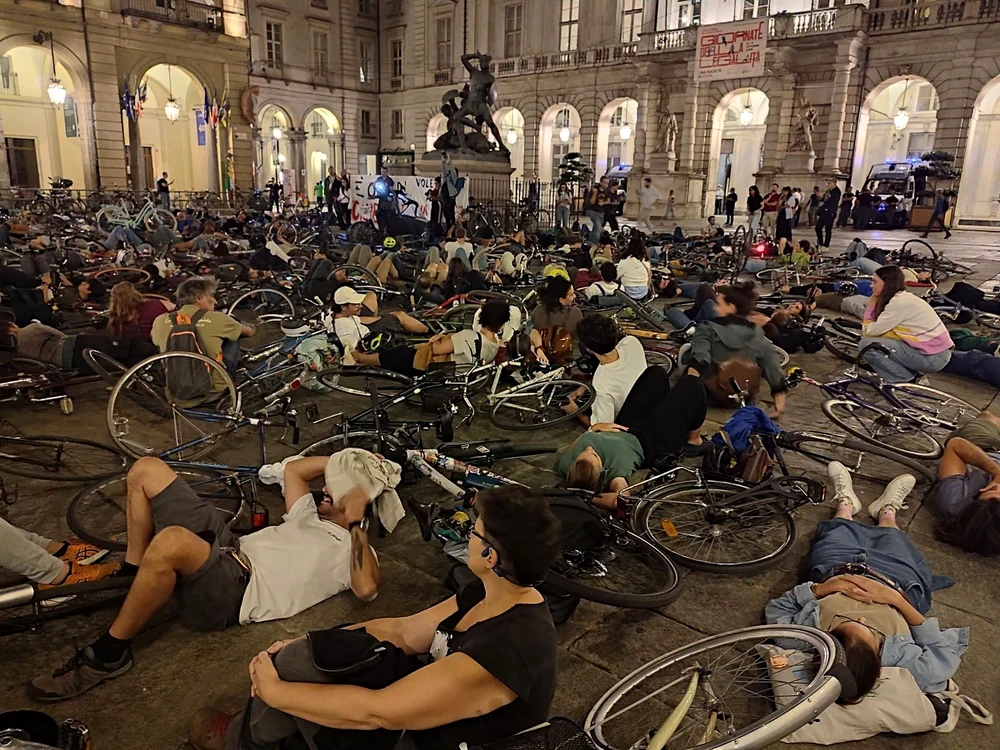 Moartea unui copil de 7 ani mobilizează bicicliștii din Torino: „barieră umană” zilnic la orele de vârf