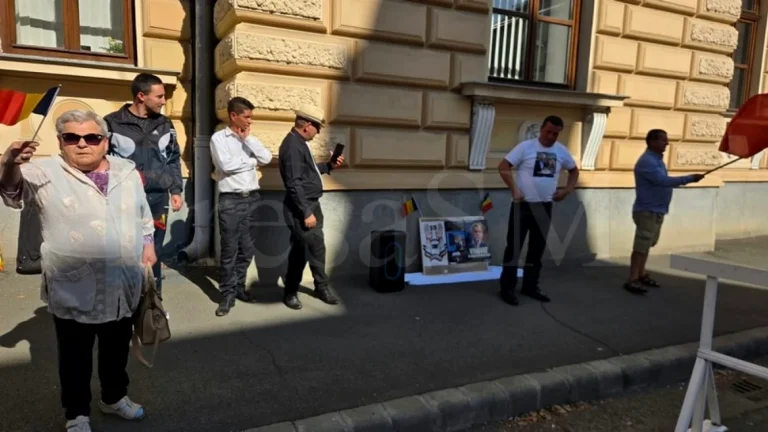 Protest pro‑Călin Georgescu la Tribunalul Satu Mare, transformat în petrecere cu manele la boxă