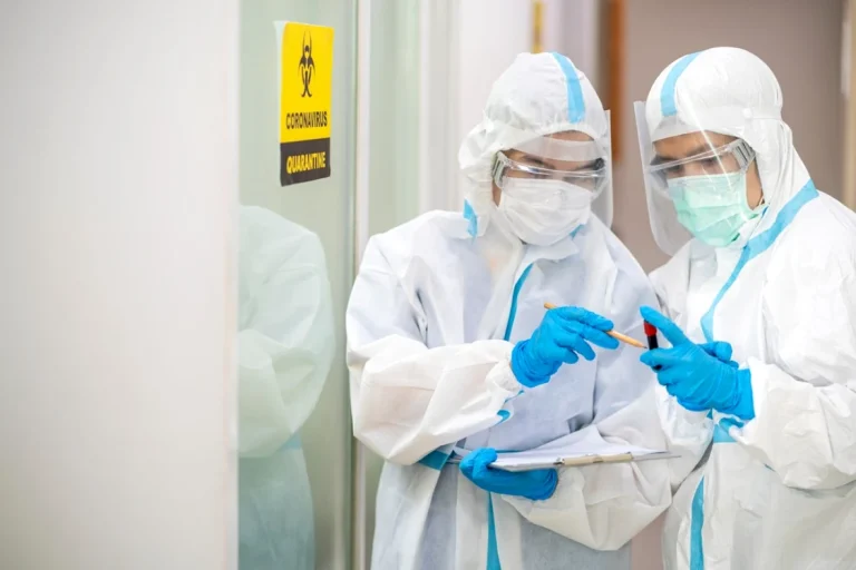 Epidemiolog: „Nu vom domina niciodată virusurile”. Relația complexă dintre oameni și microorganisme