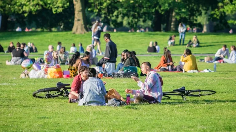 Zi neobișnuit de caldă în România: maxime până la 29°C, dar se așteaptă ploi și rafale puternice