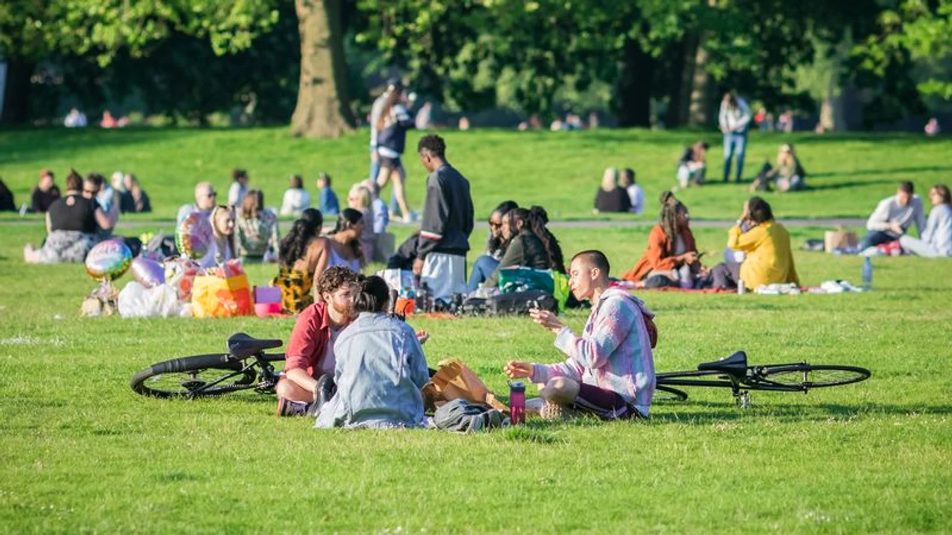 Zi neobișnuit de caldă în România: maxime până la 29°C, dar se așteaptă ploi și rafale puternice