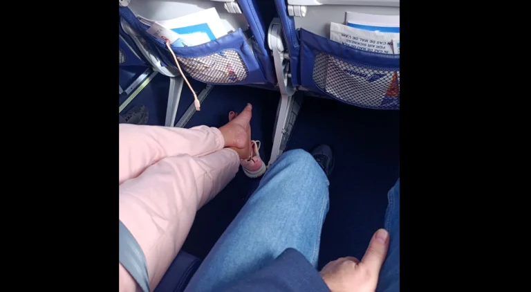 Un pasager TAROM povestește despre o vecină de scaun desculță; dezbatere despre limitele confortului la bord