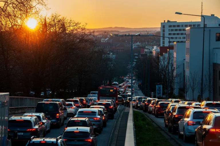 Bucureștenii reclamă că părinții care duc copiii cu mașina agravează traficul