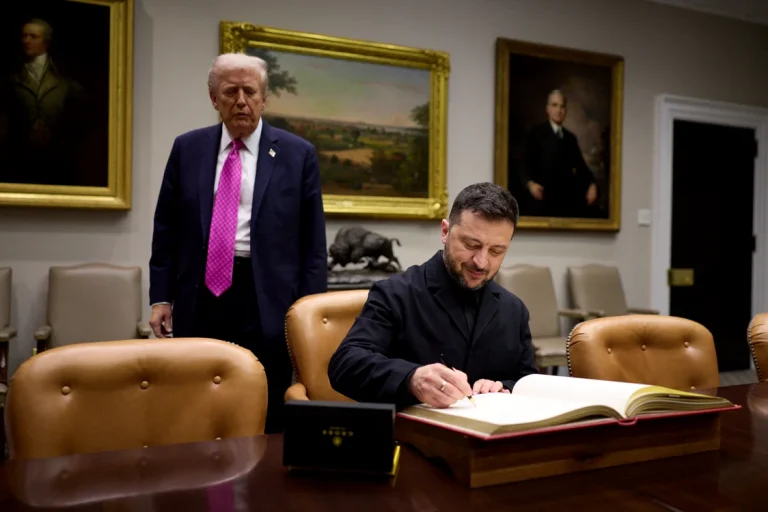Donald Trump afirmă că Ucraina ar trebui să-și schimbe președintele și îl acuză pe Zelenski de afectarea economiei mondiale