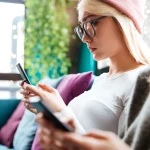 De ce e greu să ieșim din casă fără telefon și cum putem reduce dependența