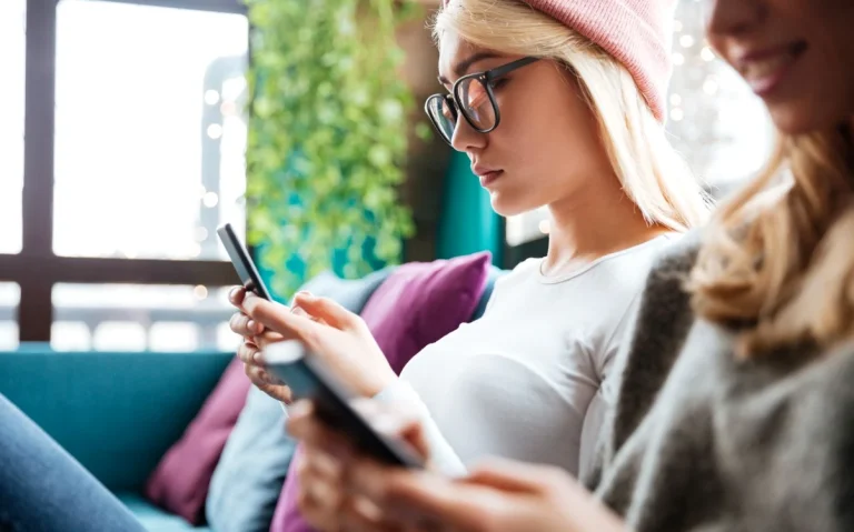 De ce e greu să ieșim din casă fără telefon și cum putem reduce dependența