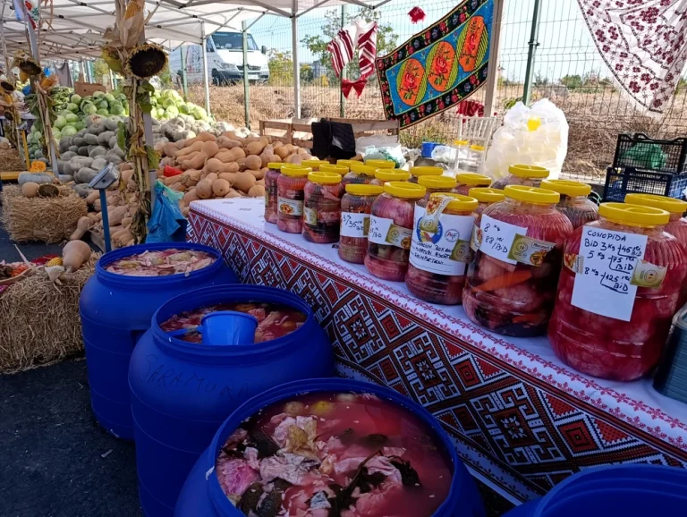 Pâinea la țest și murăturile atrag privirile la Târgul Producătorilor Olteni din Slatina, dar cumpărătorii sunt puțini