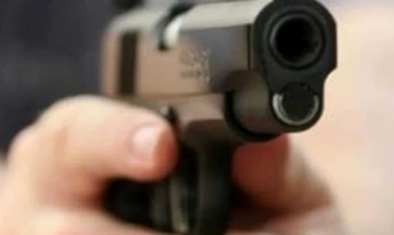 Focuri de armă neletală în Sectorul 3 după ce un bărbat a înjunghiat un polițist în timpul intervenției