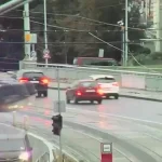 O mașină de poliție a rupt parapetul podului Hlávka și a căzut în Vltava; doi agenți răniți ușor