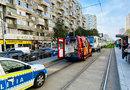 Femeie de 69 de ani, rănită după ce a fost lovită de un tramvai la intersecția Chișinău cu Pantelimon
