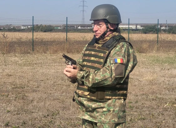 Iulian Fota, la MOBEX 2026: a tras cu pistolul Carpați și a criticat vechimea armamentului