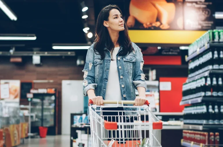 Cum pot influența AI prețurile din supermarketuri și restaurante: de la etichete electronice la prețuri personalizate