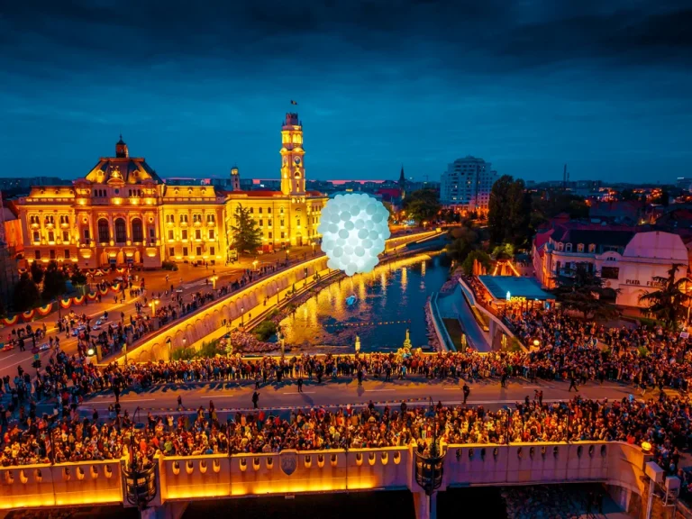 Ilie Bolojan, prezent la Oradea FestiFall alături de partenera sa și de vicepremierul Oana Gheorghiu