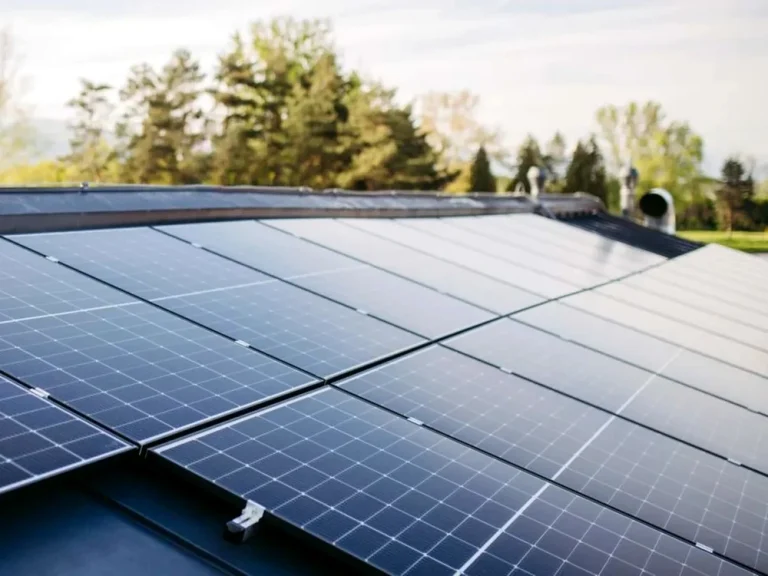 Când și cum trebuie curățate panourile solare fără a le deteriora