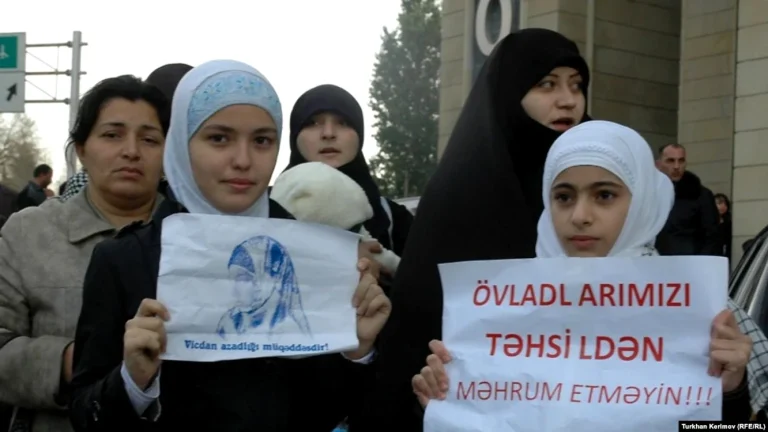 37 de persoane reținute la Baku după proteste contra interdicției hijabului în școli