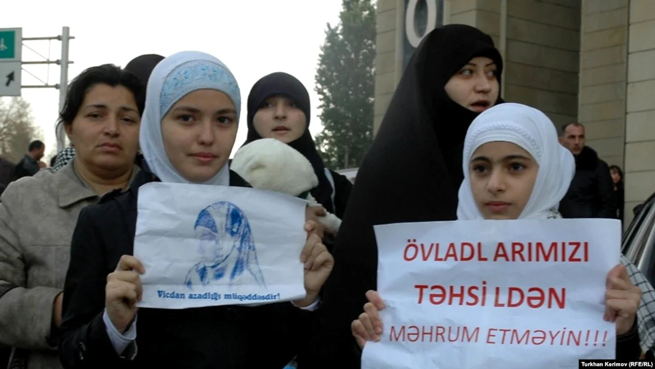 37 de persoane reținute la Baku după proteste contra interdicției hijabului în școli
