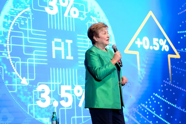 FMI: investițiile în AI mențin creșterea globală la circa 3%, dar pot afecta 40% din locuri de muncă